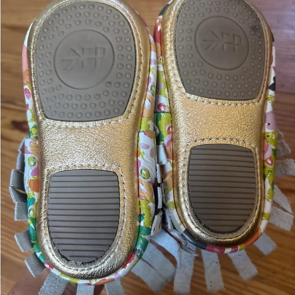 Fresh Produce white colorful floral soft‎ sole baby moccasins SIZE 7